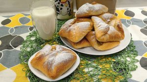 Выпечка из готового слоеного дрожжевого теста венгерские ватрушки с творогом.