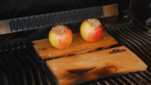 Яблоки с хрустящей начинкой, запеченные на дощечке