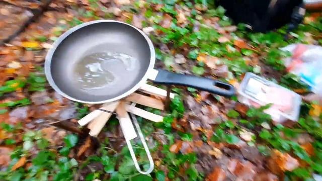 На велосипеде в лесу, жарю масо)))