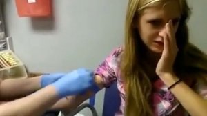 Девушке делают укол / A girl cries from injection.