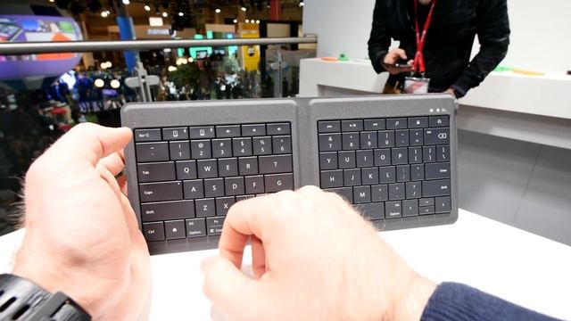 Microsoft Universal Foldable Keyboard Hands On [4K] смотреть онлайн