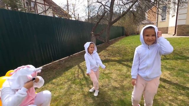 Дети и надувные игрушки. Пони плачет Милана и Ника хотят ему помочь. Pretend play.