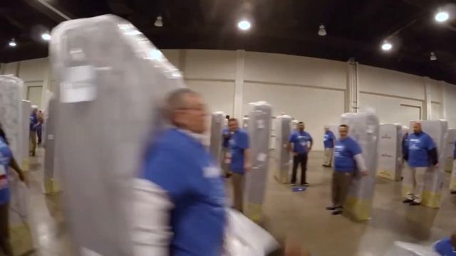 ЭФФЕКТ ДОМИНО ИЗ ЛЮДЕЙ С МАТРАСАМИ . РЕКОРД ГИННЕССА! /THE DOMINO EFFECT OF PEOPLE WITH MATTRESSES .