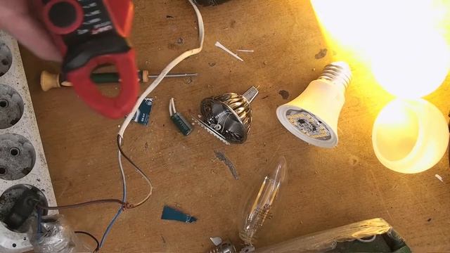 Делаем вечную лампочку, доработка светодиодных ламп теперь лет 10 проработает! смотреть онлайн