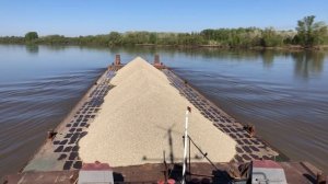 Таймлапс - Спуск по реке груженой баржи