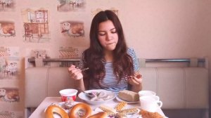 Бразильянка пробует русскую еду 🥞🥨