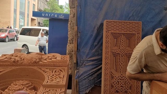 Ереван. В мастерской по изготовлению хачкаров