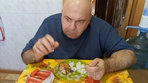 Мукбанг. Стейк из лосося, рис и помидоры. Как они живут там, в Европе.