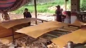 Производство шпона ценных пород дерева для раздвижных дверей и окон из стеклокомпозита.