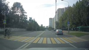 Велосипедисты! Спешивайтесь на пешеходном переходе!