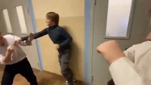 ЗАБИВЫ В СЛОВО ШКОЛЬНИКА, РЮКЗАК НА АСФАЛЬТЕ