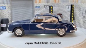 Jaguar MK II Dark Blue 1960 1:24 Scale Model