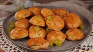 На зубок.)
МИНИ-СЛОЙКИ С ТВОРОГОМ И ВИНОГРАДОМ