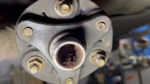 После нескольких безуспешных замен фланца на F10 клиент приехал к нам решить проблему раз и навсегда