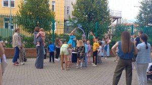 Шоу мыльных пузырей на открытии детского центра