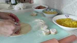 Чебуреки с разными начинками.