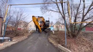 Выгружаем гусеничный экскаватор jcb205 на асфальтобетонное покрытие