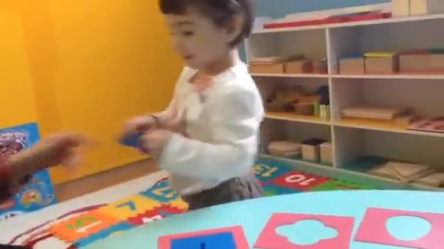 3 yaşlı Xedice Montessory dersinde :) смотреть онлайн