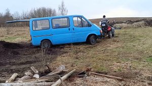 Поехал на транзите за торфом и застрял.Без помощи второго водителя минитрактором вытянуть не смог.