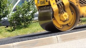 Тротуарный каток bomag в работе