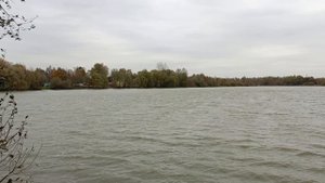 озеро в осенний период .