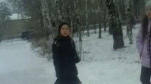 Школьник бьёт   девочку