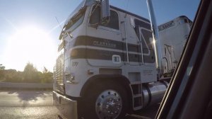 Дальнобой. Америка. Безкапотник Freightliner на ходу.