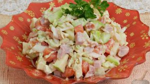 Сытно и сочно по-осеннему.
САЛАТ С КОПЧЁНОЙ КУРИЦЕЙ И ЯБЛОКОМ