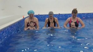 Малыши в бассейне