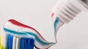 Знаете ли вы, почему разноцветные полоски зубной пасты не смешиваются?