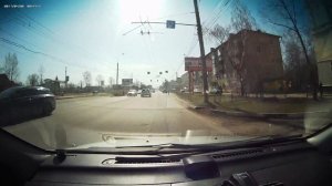 Велосипедист виляющий при плотном движении и  больших скоростях.