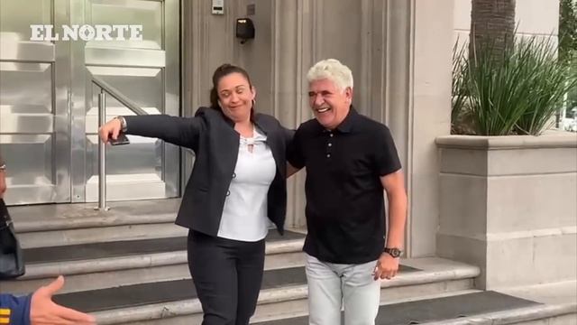 Un Ricardo Ferretti sonriente y accesible mientras negocia con estadounidenses смотреть онлайн