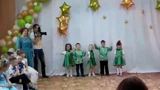 малыши поздравляют выпускников