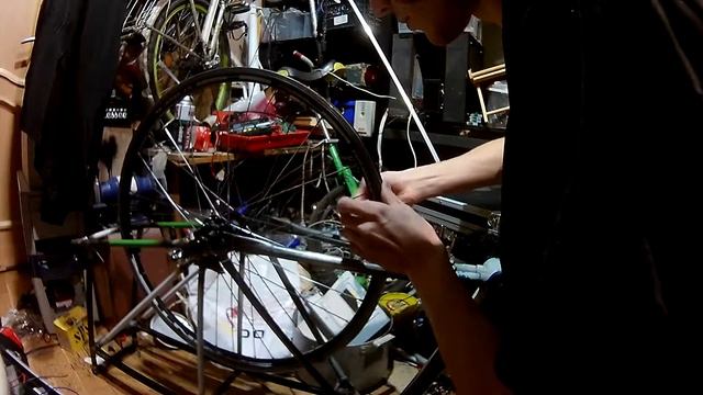 Исправляем восьмерку, натягиваем спицы на коленке. смотреть онлайн