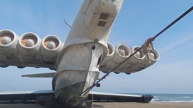 Экраноплан Лунь на берегу Каспийского моря (Ekranoplan Lun, Сaspian sea) смотреть онлайн