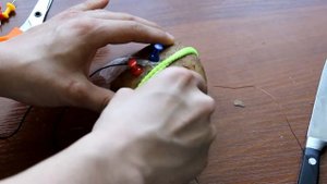 Как сделать примитивный радиоприемник из картошки Инструкция!