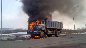 горит грузовик