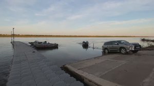 Лодочный причал и бетонный спуск на рыболовной базе "Ветлянка" в Астраханской области.