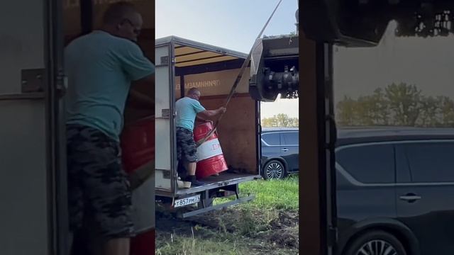 Выгружаем бочки 200л с  ДТ ЭКСКАВАТОРОМ CAT330 #мульчерexpert #мульчер #услугимульчера