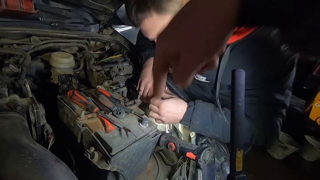Пропали Потребители. Ищем питание Mitsubishi L200