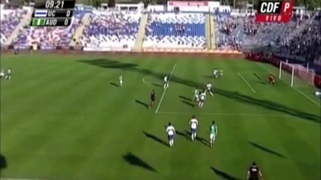 Вратарь отбил мяч головой