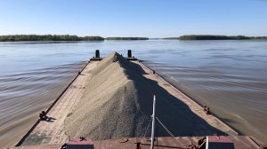 Таймлапс - Буксир-толкач ведёт груженую баржу