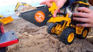 Пикап Bruder застрял в песке Экскаватор JCB вытащил его