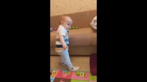 Ребенок учится ходить  | Первые шаги | Как ребенок начинает ходить