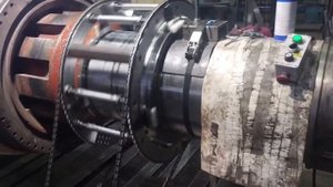 Проточка шейки ротора турбогенератора.