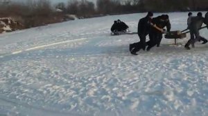 Сельская карусель на льду!