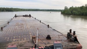 Таймлапс - Теплоход ведёт баржу против течения р.Катунь