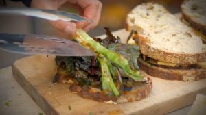 Три вида хрустящих тостов с сырами на гриле