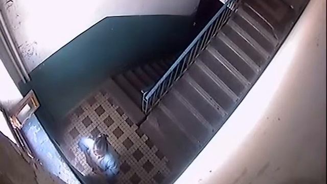 Бабка ворует бычки