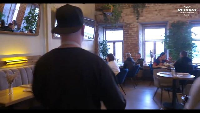 Радиоведущий меняет профессию - официант в ресторане